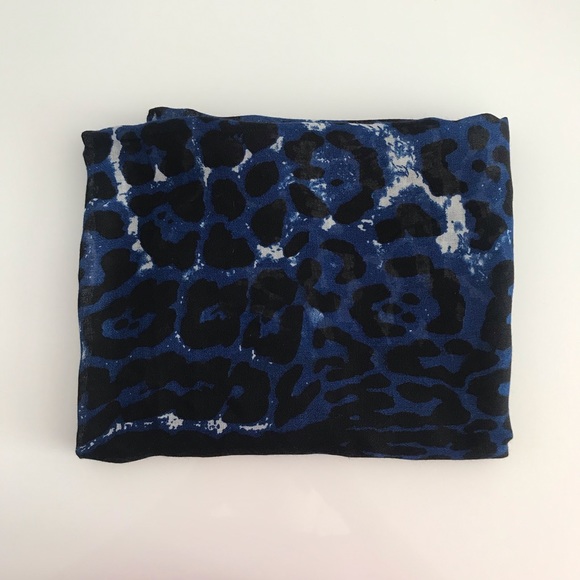 NWOT Blue Grey Animal Print Shawl Spring Scarf Head Wrap - Picture 3 of 15